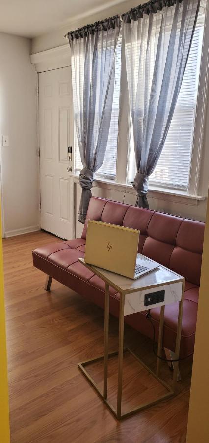 Cozy 1 Bedroom, 1 Min From Irving Park Blue Line, Free Parking Chicago Eksteriør billede