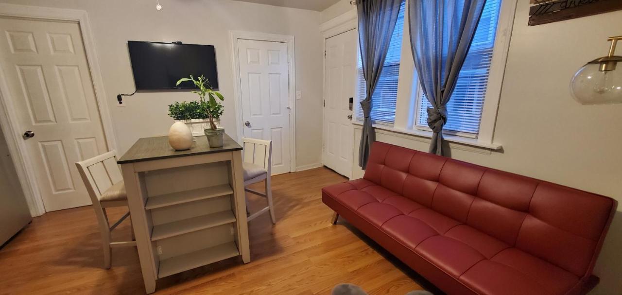 Cozy 1 Bedroom, 1 Min From Irving Park Blue Line, Free Parking Chicago Eksteriør billede